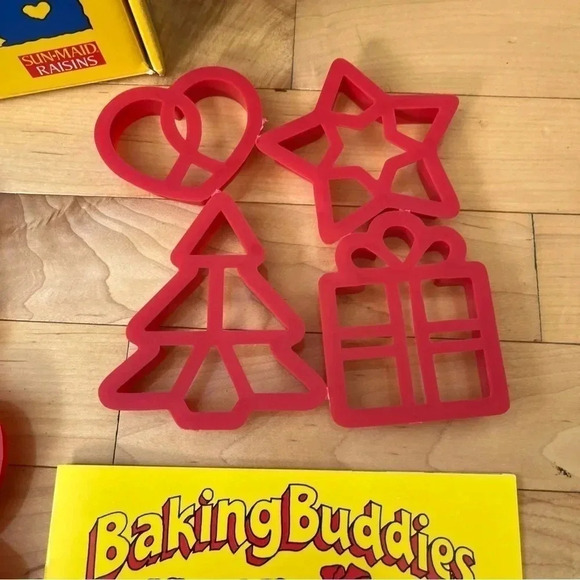 1994 SUNMAID RAISINS & DIAMOND WALNUTS BAKING BUDDIES BAKING KIT Cookie Cutters - Picture 6 of 9